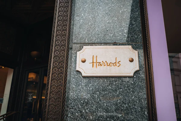 London February 2023 Name Sign Entrance Harrods Famous Department Store — Stock Photo, Image