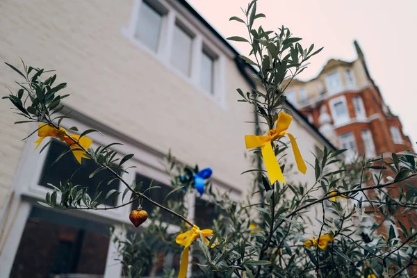 Κίτρινες Και Μπλε Κορδέλες Δεμένες Ένα Δέντρο Στο Λονδίνο Ηνωμένο — Φωτογραφία Αρχείου