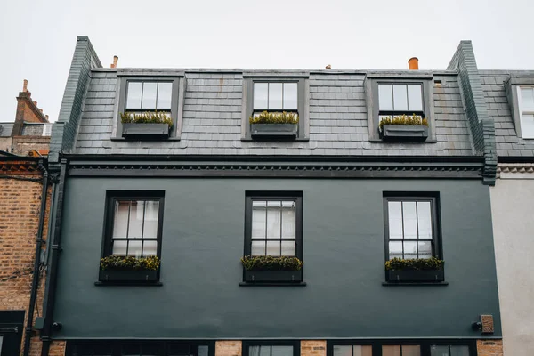 Alacsony Látószögű Kilátás Virágkosarak Ablakok Egy Mrs House Londonban Egyesült — Stock Fotó