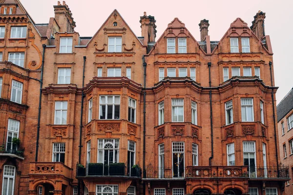 Tradycyjne Domy Czerwonej Cegły Białymi Ramami Okiennymi Kensington Chelsea Londyn — Zdjęcie stockowe