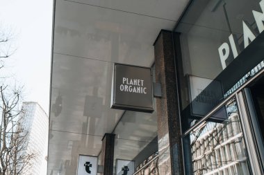 Londra, İngiltere - 13 Nisan 2023: Tottenham Court Road 'daki Planet Organic mağazasının girişindeki isim levhası. İngiltere 'nin tam sertifikalı en büyük organik süpermarketi 2023 yılında yönetime geçti..