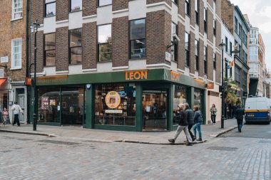 Londra, İngiltere - 13 Nisan 2023: Broadwick Caddesi, Londra 'daki Leon restoranı. Leon, Birleşik Krallık merkezli bir fast food zinciri olup, 2004 yılında kurulmuştur. İnsanlar geçer gider..