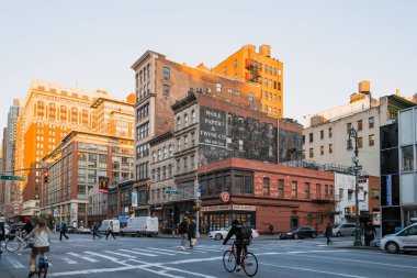 23 Kasım 2022 - New York, ABD: Altıncı Cadde 'deki yayalar ve bisikletçiler, aynı zamanda Avenue of the Americas olarak da bilinir..