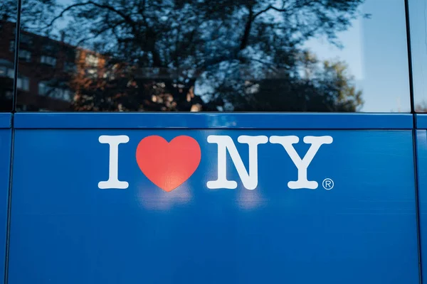 2022年11月23日 美国纽约 我爱纽约 在曼哈顿的纽约巴士上签名 Mta巴士覆盖了纽约市的大部分路线 — 图库照片