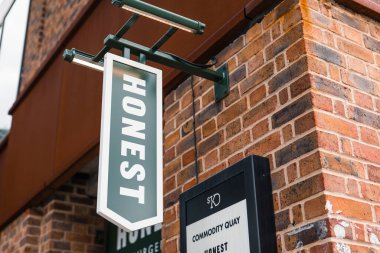 Londra, İngiltere - Temmuz 06, 2023: Dürüst Burgerler 'in önünde imzala, bir İngiliz burger restoranı zinciri ilk kez 2011 yılında Brixton' da açıldı..