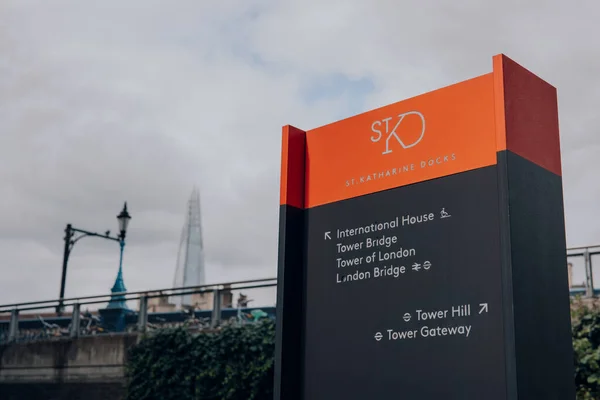 2023년 센트럴 런던에 세인트 캐서린 Katharine Docks 표지판을 닫습니다 로열티 프리 스톡 이미지