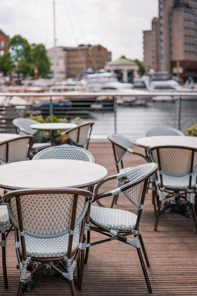런던의 Katherines Dock에서 레스토랑 테이블과 선택적인 로열티 프리 스톡 이미지