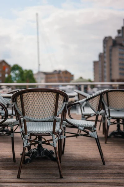 런던의 Katherines Dock에서 레스토랑 테이블과 선택적인 로열티 프리 스톡 사진