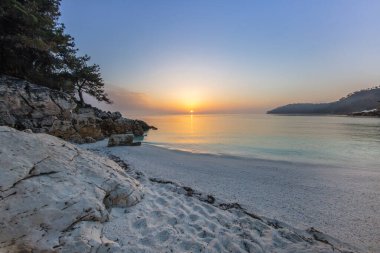 Marble plajında gün doğumu, Thassos Adaları, Yunanistan. Yunanistan'ın en güzel beyaz plajı