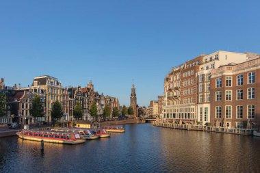 Arka planda Munttower olan Amstel nehri. Amsterdam 'ın eski bir kasabasında