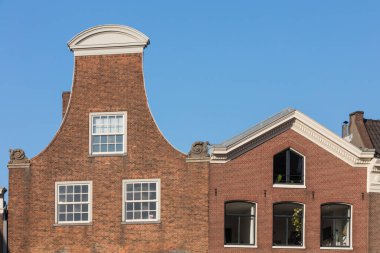 Tipik Amsterdam evleri mavi gökyüzünde
