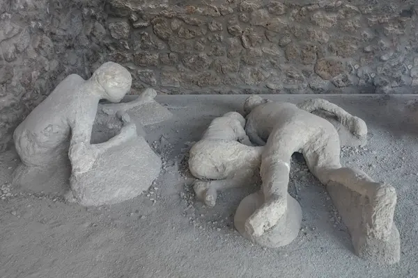 İtalya, Pompeii 'de külle kaplanmış kurbanların alçı kalıpları.