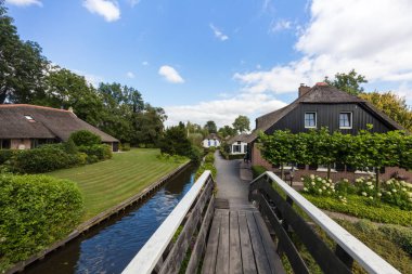 Manzaralı kanallar ve çiftlik alanı rustik thatched çatı evleri ile ünlü Giethoorn Köyü