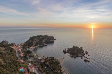 Gün doğumunda Isola Bella sahilinde. Taormina, İtalya