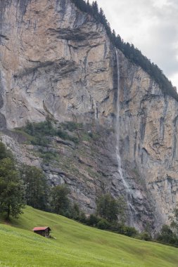 İsviçre Alplerinde Lauterbrunnen Vadisi ve Staubbach Sonbaharı manzarası
