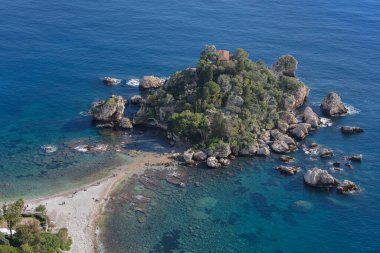 Taormina 'daki Isola Bella plajının havadan görüntüsü. Sicilya, İtalya
