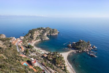 Taormina 'daki Isola Bella sahilinin havadan görüntüsü. Sicilya, İtalya