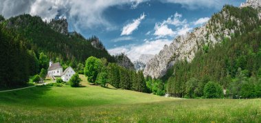 Johnsbach Kilisesi ve Gesause Ulusal Parkı Dağ Yağmuru manzarası