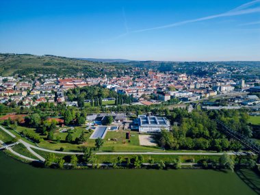 Krems şehrinin Arial manzarası ve önplandaki Danube
