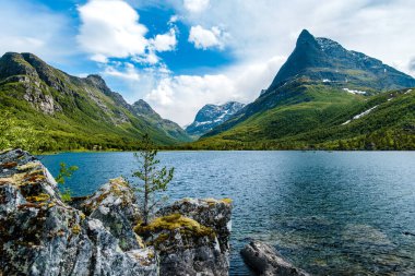 Romsdalen Vadisi, Rauma Nehri ve Norveç 'teki Trollveggen Dağları manzaralı. Romsdal Fjord ve Endülüs şehri sahnenin sağ üst köşesindeler..