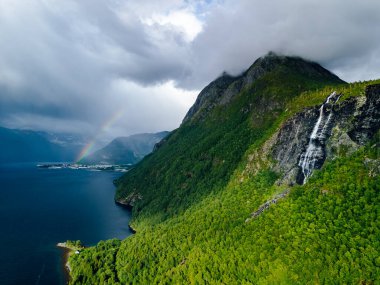 Romsdalen Vadisi, Rauma Nehri ve Norveç 'teki Trollveggen Dağları manzaralı. Romsdal Fjord ve Endülüs şehri sahnenin sağ üst köşesindeler..