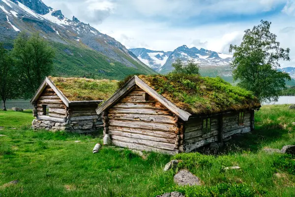 Innderdalen Vadisi 'ndeki iki eski kulübe ve Norveç' teki doğa rezervi.