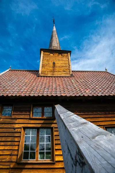 Romsdalen Vadisi, Rauma Nehri ve Norveç 'teki Trollveggen Dağları manzaralı. Romsdal Fjord ve Endülüs şehri sahnenin sağ üst köşesindeler..