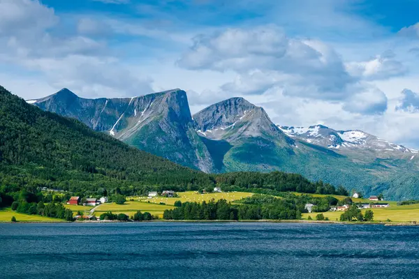 Norveç 'in Romsdal Fjord kentindeki dağ sırasının manzarası