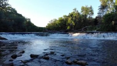 Milwaukee, Wisconsin 'deki Milwaukee nehri şelaleleri.