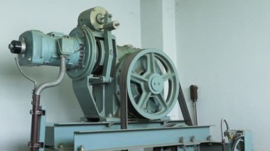 Asansör boşluklarının bakımı, kablo kontrol. Asansör taşımacılığı