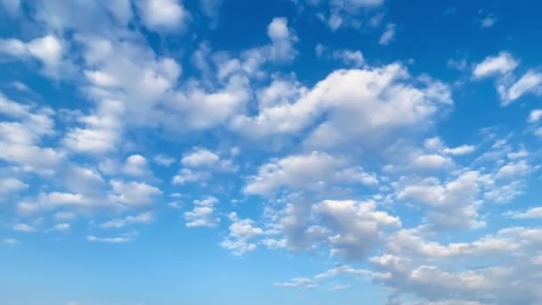Les Nuages Flottaient Dans Ciel Bleu Dessus Des Montagnes Coulant — Video