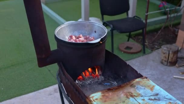 在乡间别墅后院里的烤架上 男人们在大锅里煎肉当小菜一碟 高质量的4K镜头 — 图库视频影像