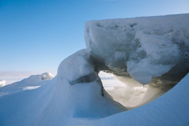 Güzel kış manzarası. Beyaz kar ve ufukta buz tarlası. Hafif ve havadar his ve açık renk paleti. Yüksek kalite fotoğraf