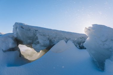 Güzel kış manzarası. Beyaz kar ve ufukta buz tarlası. Hafif ve havadar his ve açık renk paleti. Yüksek kalite fotoğraf