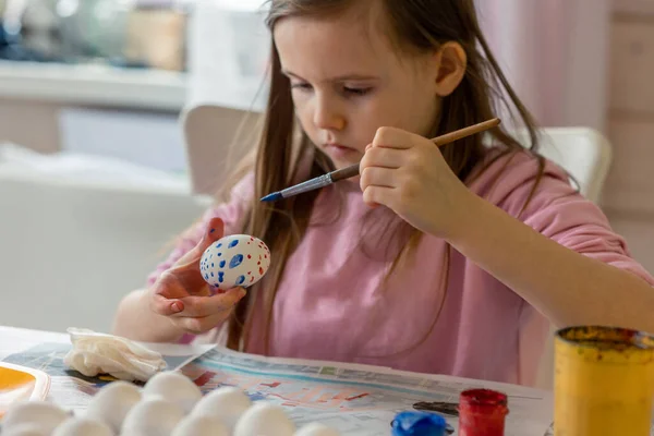 Szczęśliwej Wielkanocy Cute Little Girl Malowanie Jaj Wielkanocnych Dzieciak Rysuje — Zdjęcie stockowe