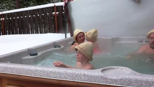 Wesoła Szczęśliwa Rodzina Dziećmi Korzysta Gorącej Kąpieli Jacuzzi Chłodny Zimowy — Wideo stockowe