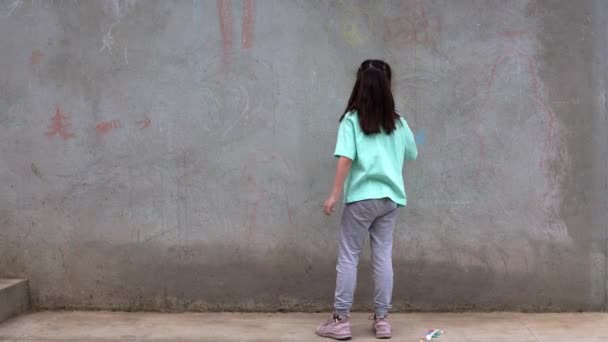 Meisje Tekent Met Kleurrijke Krijtjes Stoep Kindertekeningen Met Krijt Aan — Stockvideo