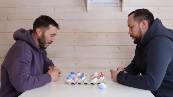 Sakallı Adamlar Beyaz Masada Paskalya Yumurtalarıyla Satranç Oynarlar Alışılmadık Satranç — Stok video