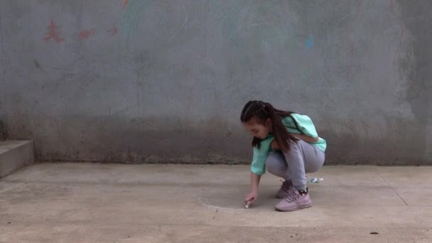 Дівчина Малює Різнокольоровими Олівцями Тротуарі Дитячі Малюнки Крейдою Стіні Креативна — стокове відео