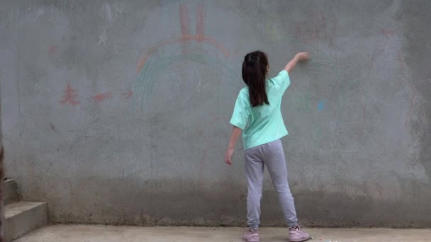 Mädchen Malt Mit Bunten Buntstiften Auf Dem Bürgersteig Kinderzeichnungen Mit — Stockvideo