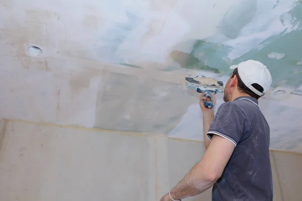 Travailleur Faire Des Réparations Dans Nouvel Appartement Homme Plâtre Murs Images De Stock Libres De Droits