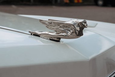 Helsinki, Finlandiya - 22 Ağustos 2022: Klasik Amerikan Cadillac 'ı mağazaya park etti. Beyaz lüks antika otomobilin ayrıntıları 