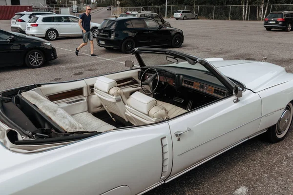 Гельсінкі Фінляндія Серпня 2022 Класичний Американський Автомобіль Cadillac Стоянці Білий — стокове фото