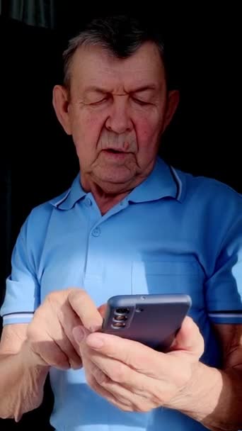 Ηλικιωμένος Άντρας Καλεί Αριθμό Στο Smartphone Από Σπίτι Παλιά Ανώτερος — Αρχείο Βίντεο