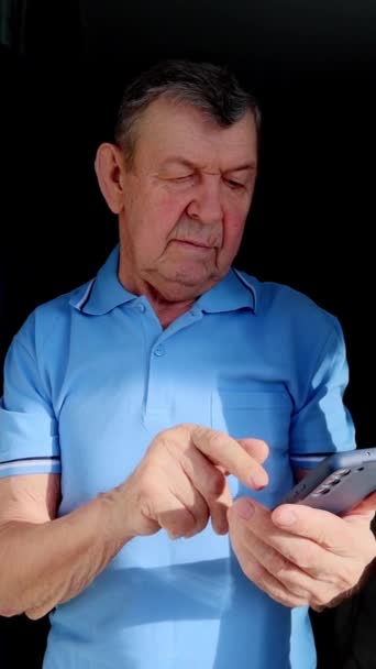 Пожилой Мужчина Набирает Номер Смартфоне Дома Старшеклассник Отправляет Смс Мобильный — стоковое видео