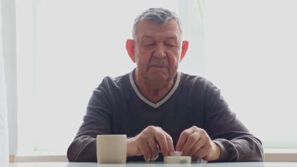 Porträt Eines Älteren Mannes Senior Nimmt Tabletten Tisch Sitzend Hochwertiges — Stockvideo