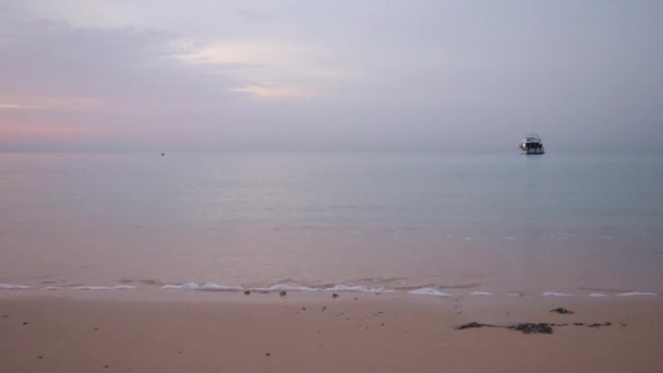 从空中俯瞰平静的大海 沙滩上布满岩石的海岸线 夏日早晨 埃及沙姆沙伊赫 地平线上美丽的日出 假日概念 — 图库视频影像