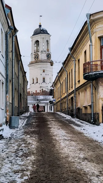 Eski kasabanın caddesi, eski saat kulesi manzaralı. Vyborg Katedrali 'nin çan kulesi, Vyborg, Rusya. Yüksek kalite fotoğraf