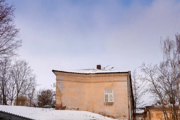 Vista Della Casa Con Una Parete Irregolare Muro Angolo Caratteristiche — Foto Stock