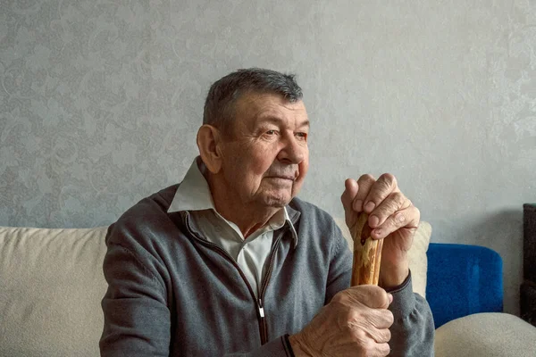 Портрет Грустного Пожилого Человека Сером Фоне Задумчивый Взгляд Пожилого Человека — стоковое фото